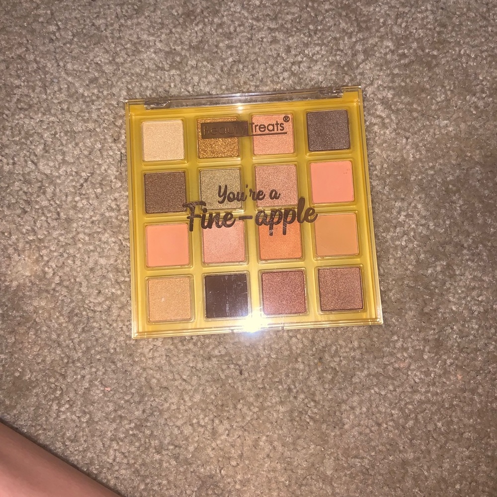 Fine apple eyeshadow palette